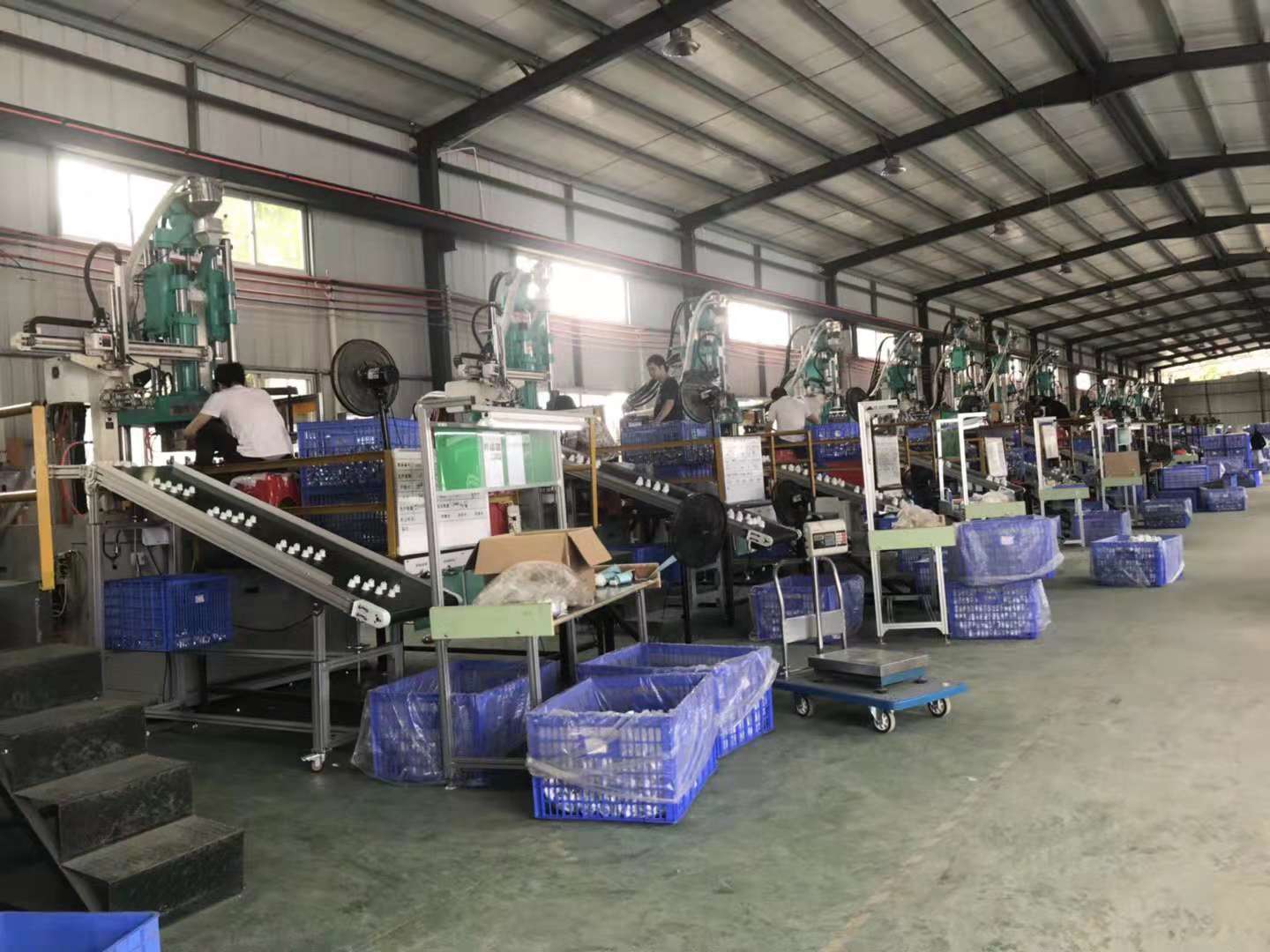 使用注塑機機械手能大幅度提高經(jīng)濟(jì)效益